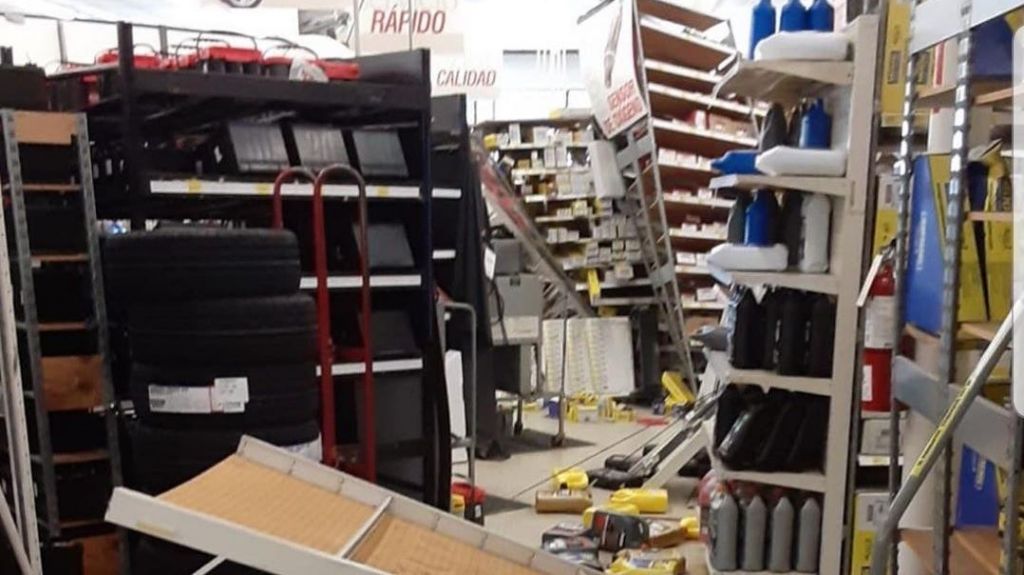  Fotos: Colapsan las g&oacute;ndolas del Advance Auto de Yauco, por el sismo de hoy 