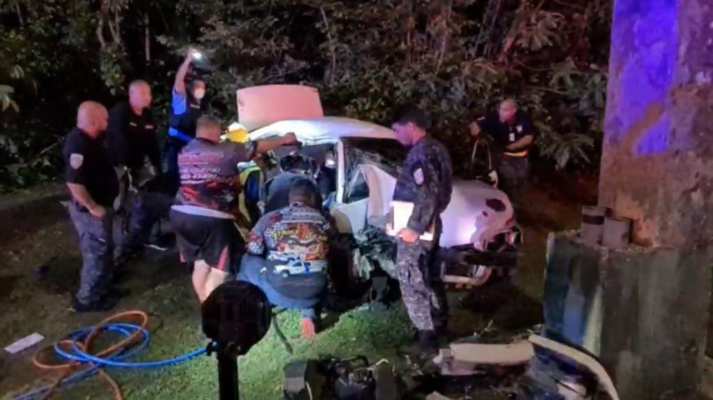  Video: Momento en que rescatan a joven que qued&oacute; pillada en accidente de auto en Toa Baja 