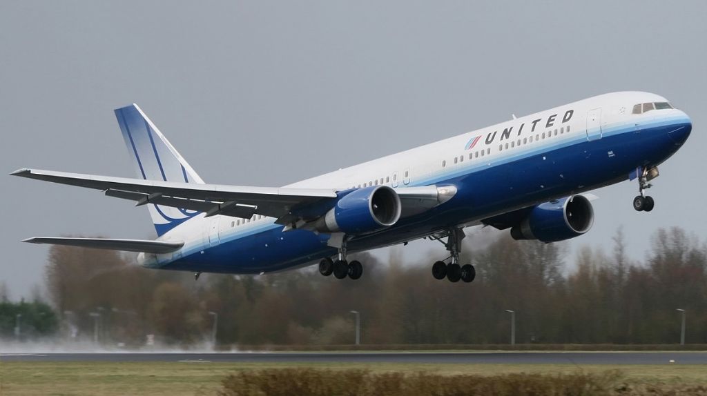  Demandan a United Airlines por un accidente en el que los pilotos casi fueron "succionados fuera del avi&oacute;n" 