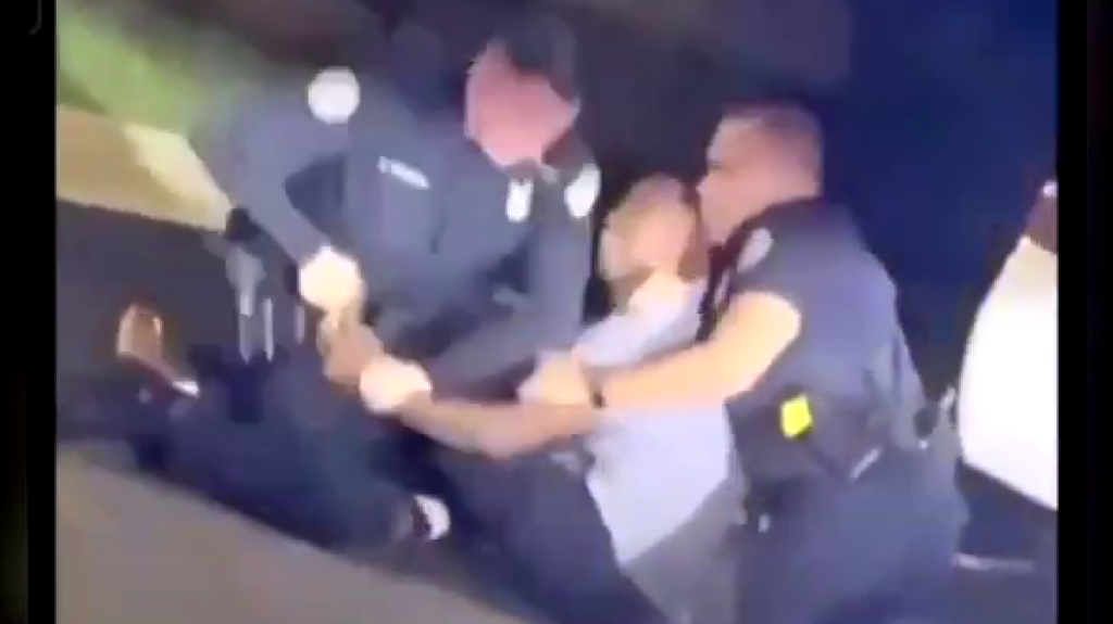  VIDEO: Polic&iacute;as matan a tiros a un afroamericano desarmado cuando se resist&iacute;a a ser arrestado en Atlanta 