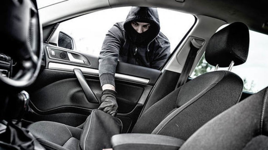  Abren puerta de un autom&oacute;vil y hurtan 2,500 d&oacute;lares que se encontraban en el interior 