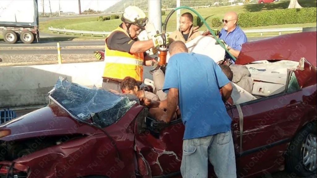  Publican video del momento en que intentan rescatar ocupantes de veh&iacute;culo durante accidente grave en Caguas 