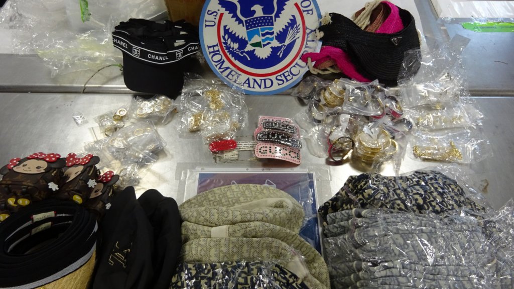  Incautan piezas falsificadas de joyer&iacute;a y art&iacute;culos de marcas como Apple, Louis Vuitton y Gucci importados de Hong Kon y con un valor de m&aacute;s de 330 mil d&oacute;lares si hubieran sido genuinos 