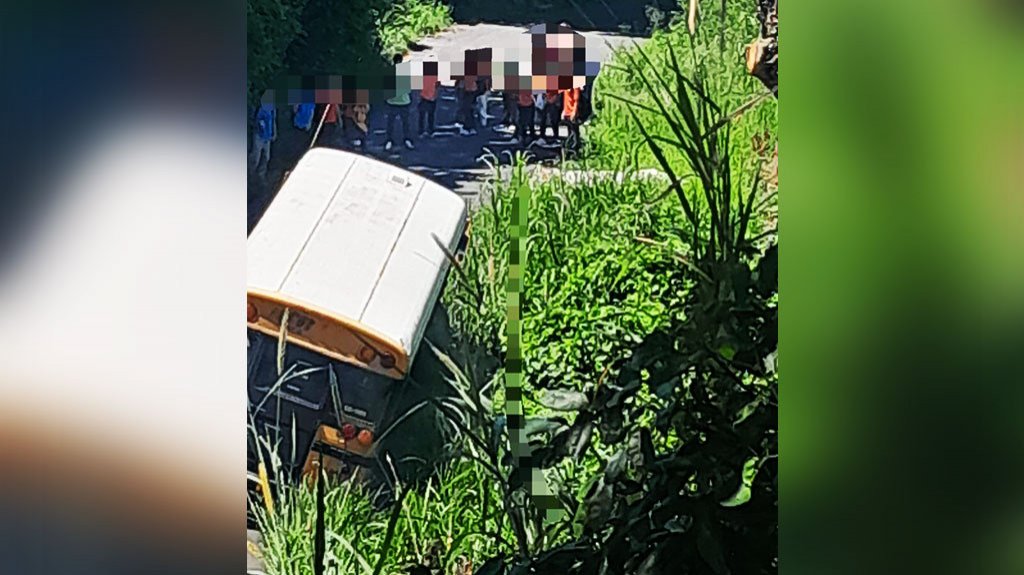  Guagua escolar llena de estudiantes cae en zanja en Aguada 
