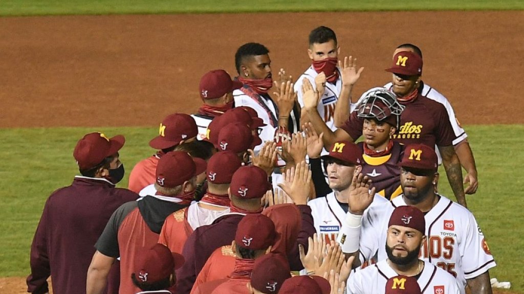  Los Criollos de Caguas terminan con el invicto de los Indios de Mayagüez 