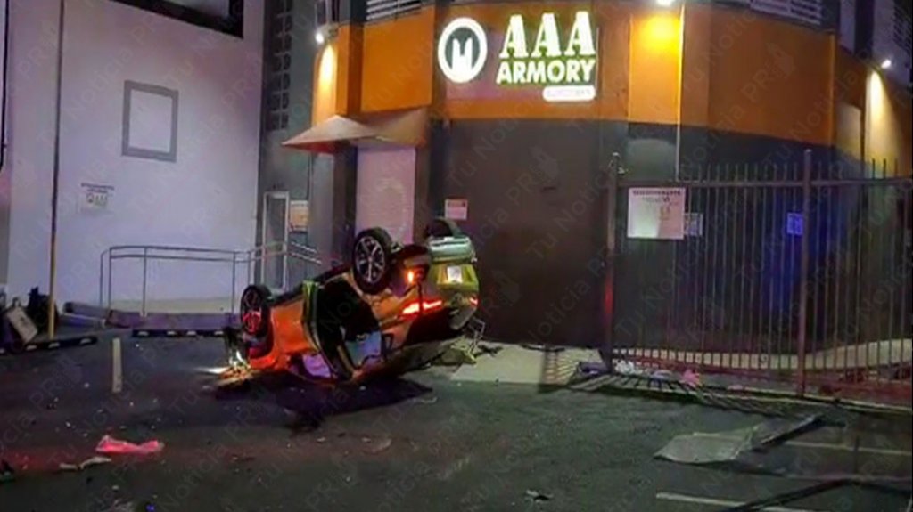  Video: Conductor se vuelca y derriba la verja de una armer&iacute;a en Bayam&oacute;n 