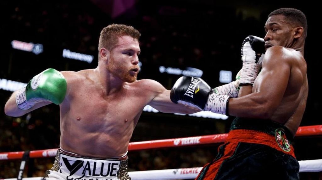  "Canelo" Álvarez vence a Jacobs y es el "rey" indiscutible del peso mediano 