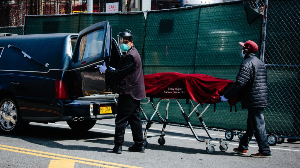  EE.UU. supera los 174.100 muertos y 5,57 millones de contagios por COVID-19 