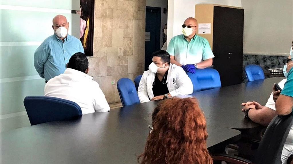  Coronavirus/M&eacute;ndez N&uacute;&ntilde;ez lleva comida a polic&iacute;as y enfermeras en hospital de Fajardo 