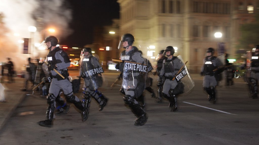  Polic&iacute;as heridos y decenas de detenidos en disturbios raciales en Louisville 