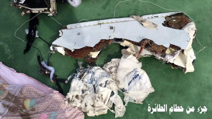 Militares egipcios difunden las primeras imÃ¡genes del aviÃ³n de EgyptAir siniestrado