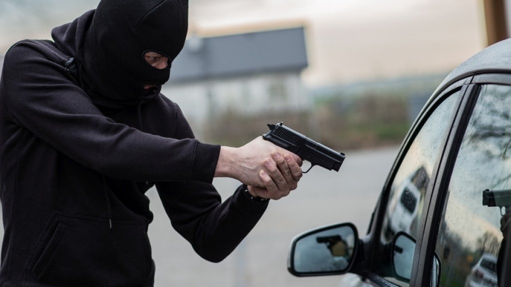 A punta de pistola despojan de su auto a un repartidor de peri&oacute;dicos 