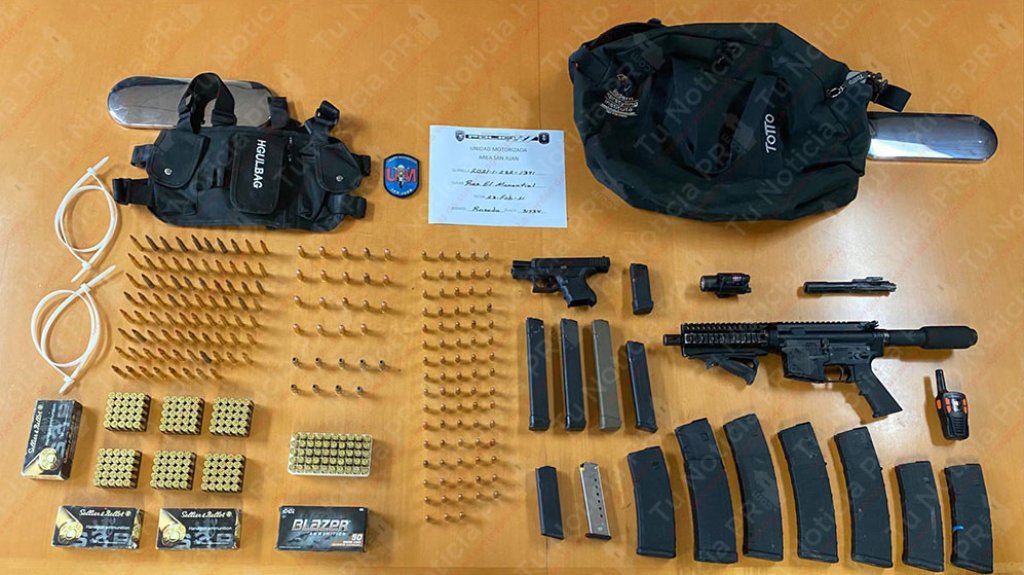  Fotos: ocupan armas y municiones en veh&iacute;culo ocupado en residencial de San Juan 