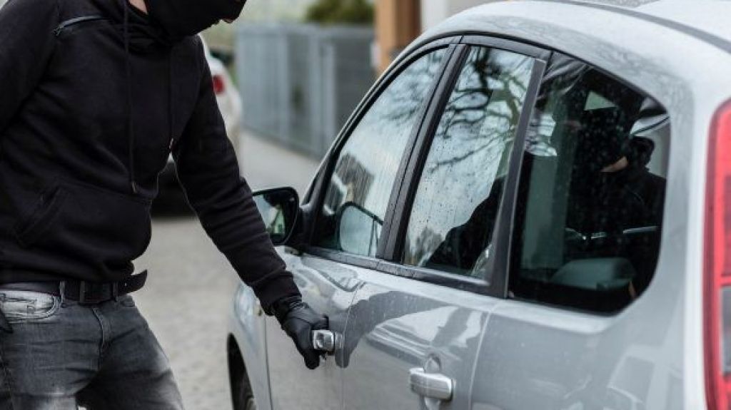  Le hurtan el auto mientras se deten&iacute;a a suplir gasolina en San Juan 