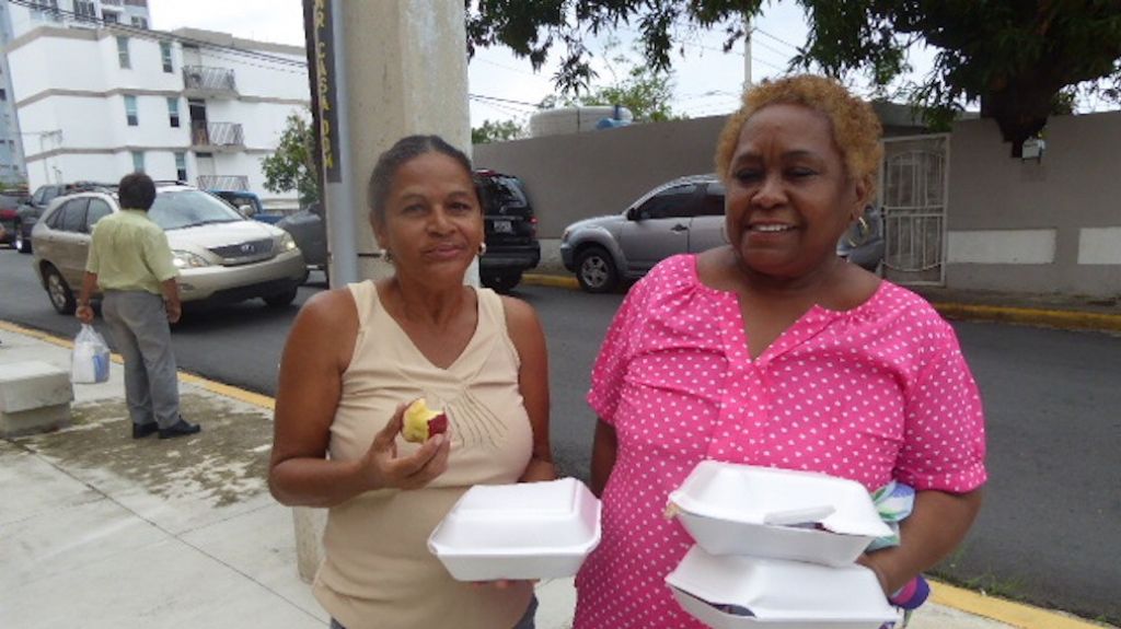 Medio millar de personas reciben raciones de comida y agua en la Casa Dominicana