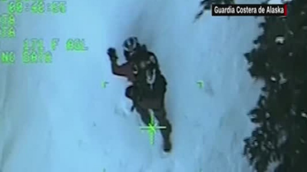  Video Momento en que un esquiador en Alaska es atacado por un oso 