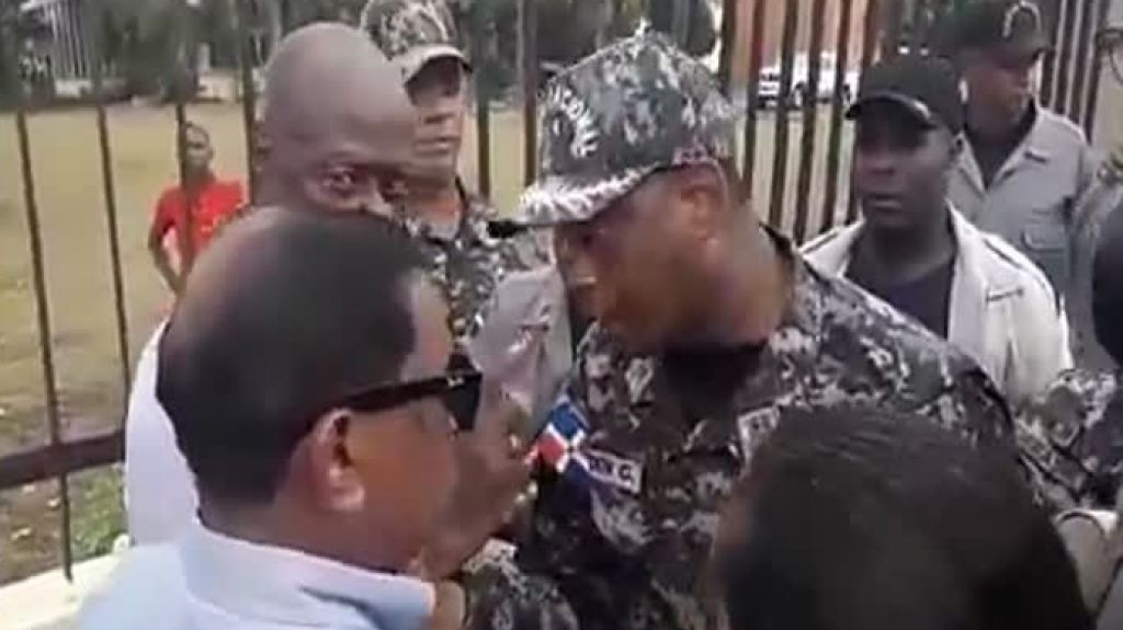  Video: Merenguero Johnny Ventura forcejea con polic&iacute;as en Republica Dominicana 
