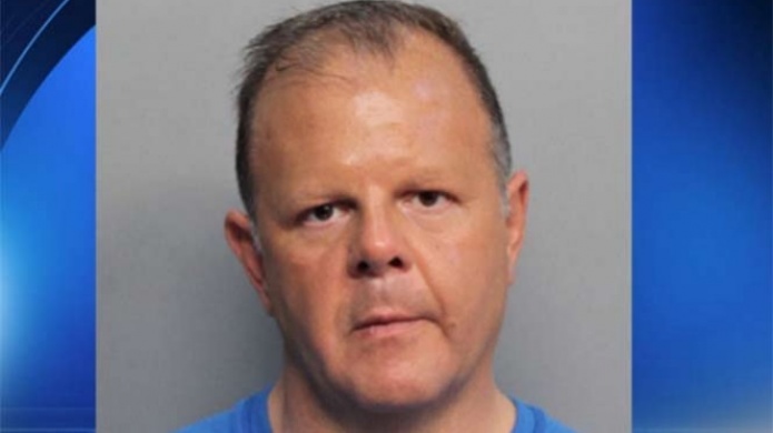 Arrestan a un hombre por amenazar de muerte a Trump