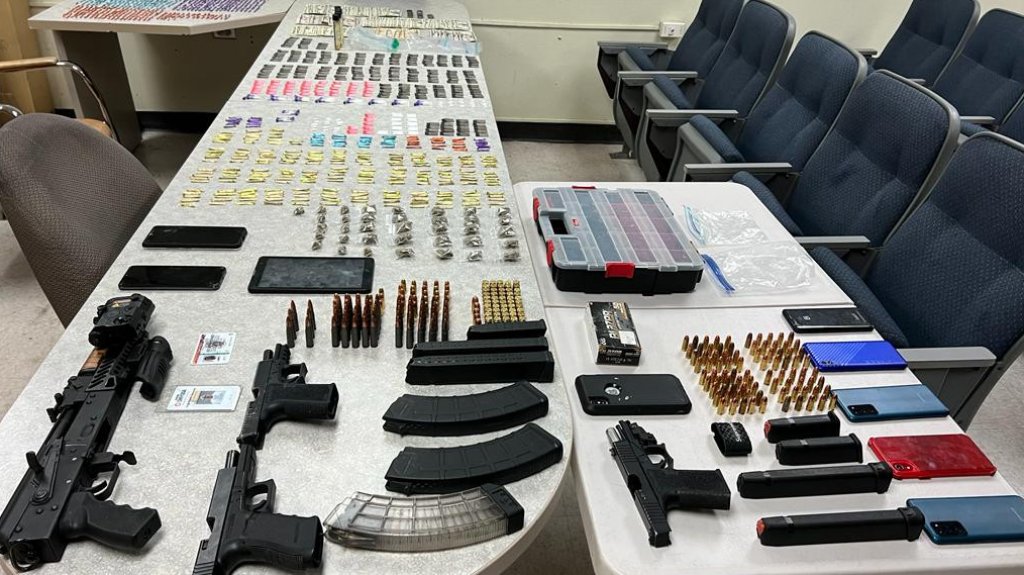  Fotos: Arrestos, armas y drogas durante intervenci&oacute;n en punto de drogas en Manat&iacute; 