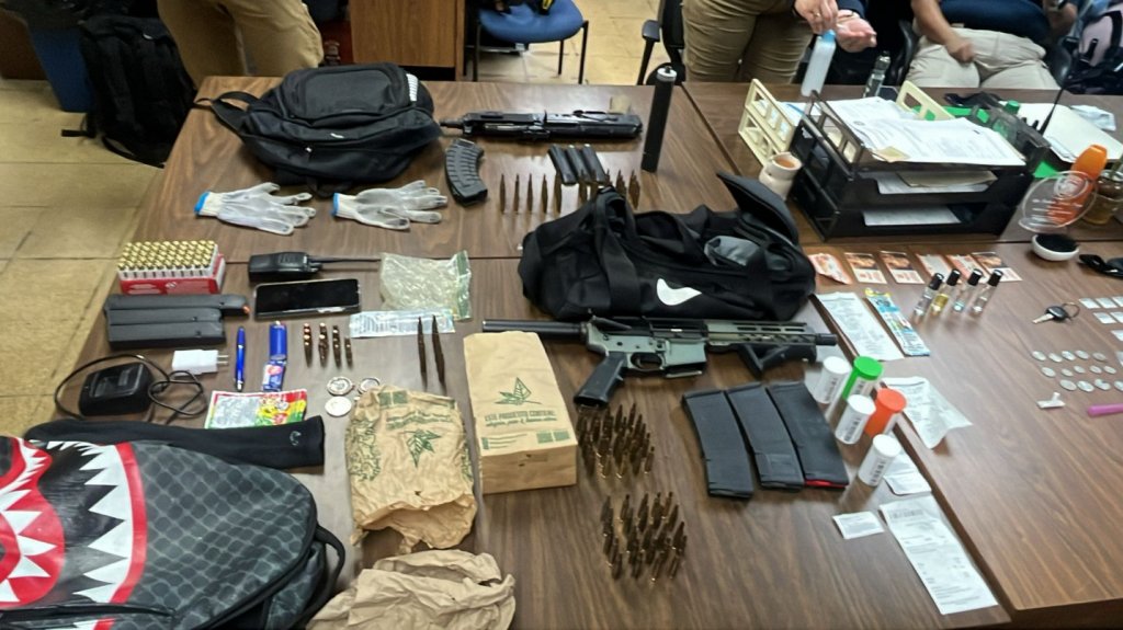  Arrestan con armas y drogas a conductor en Caguas 