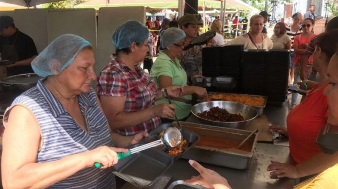 Arecibo continÃºa con iniciativa de cocina comunitaria tras el paso de MarÃ­a