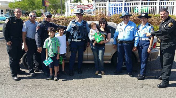 BOMBEROS Y POLICÃAS UNEN ESFUERZOS PARA REGALAR ALEGRÃA EN EL AREA OESTE   
