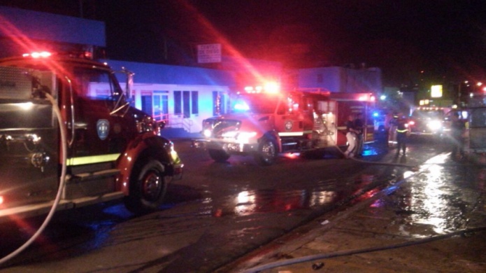 CORTO CIRCUITO OCASIONA INCENDIO EN COLMADO DE PUERTO NUEVO  