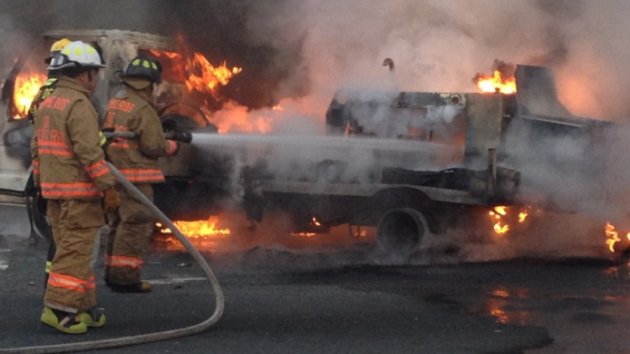 BOMBEROS LOGRAN EXTINCIÃN DE CAMIÃN EN CARRETERA PR 1
