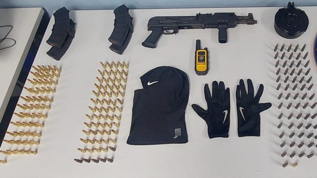  Polic&iacute;a ocupa veh&iacute;culo en el residencial Vista Hermosa y ocupan rifle, cargadores y municiones 