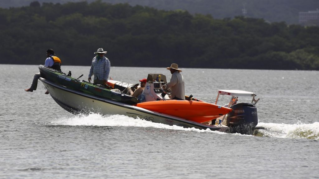Secretario agricultura de Puerto Rico explica a pescadores ayudas disponibles
