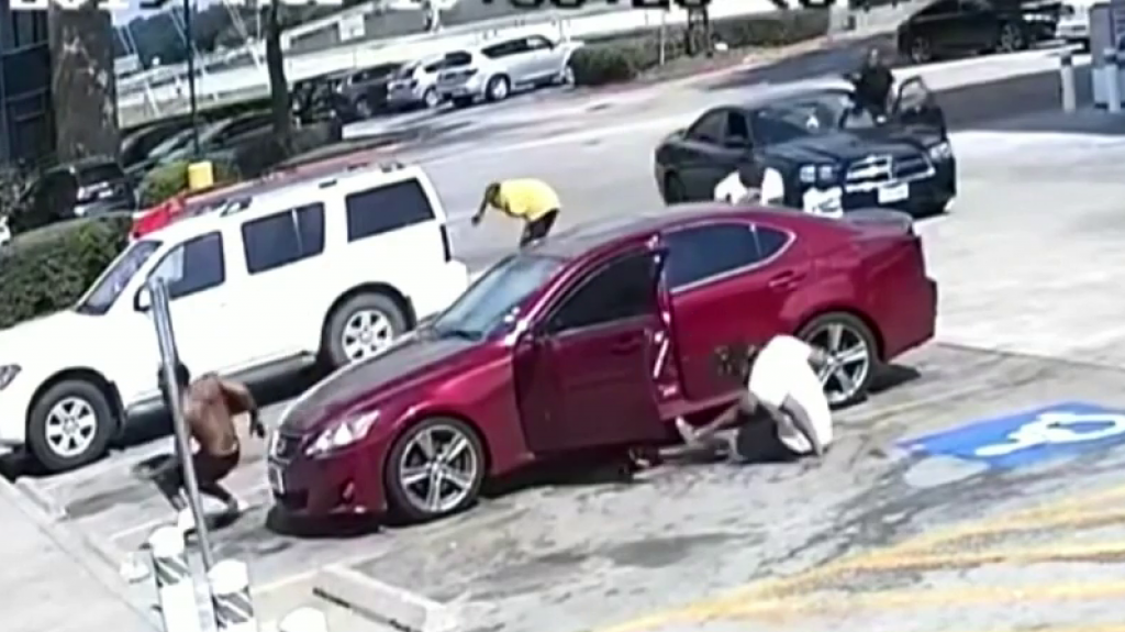 VIDEO: Un hombre dispara contra otros individuos en Texas por murmurar sobre la apariencia de su novia 