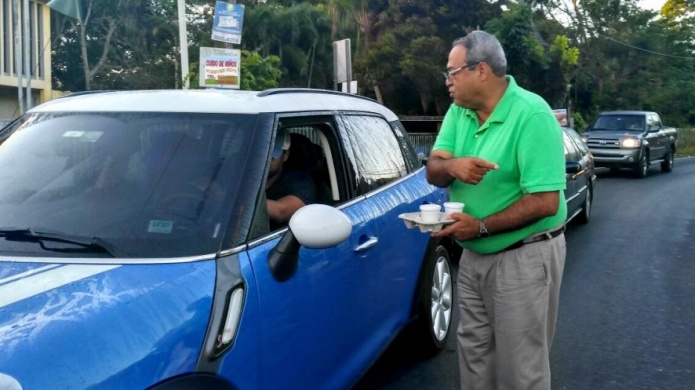 Senador MartÃ­nez Santiago reparte cafÃ© y galletas para impulsar participaciÃ³n electoral