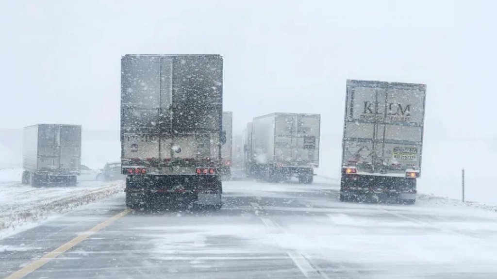  Tormentas de nieve e hielo causan problemas en las Grandes Llanuras en EE.UU. 