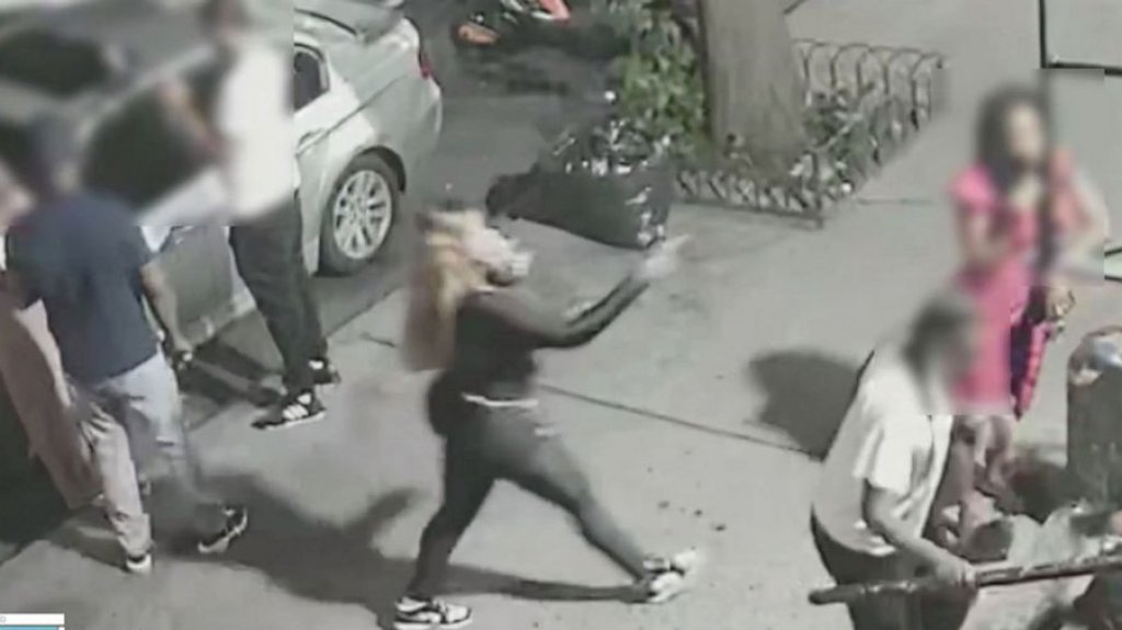  VIDEO: Mujer le dispara fatalmente a una mujer desprevenida a quemarropa en una concurrida calle de Nueva York 