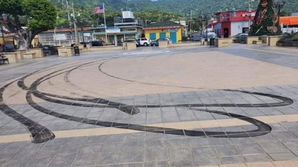  Alg&uacute;n &ldquo;Payaso&rdquo; se meti&oacute; en la plaza de Maunabo a &ldquo;Chillar Gomas&rdquo; 