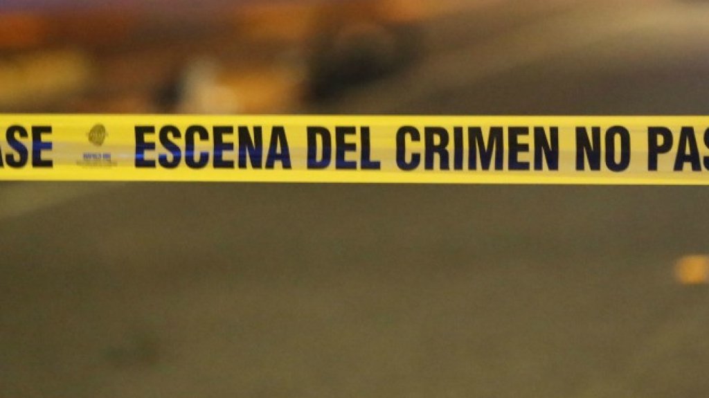  Asesinan con un tiro en la frente a joven de 23 a&ntilde;os en residencial de Manat&iacute; 