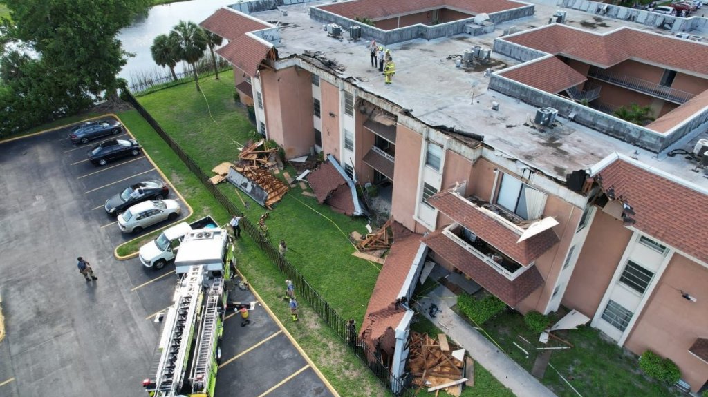  Evac&uacute;an un edificio de Miami-Dade por el desplome parcial del tejado 