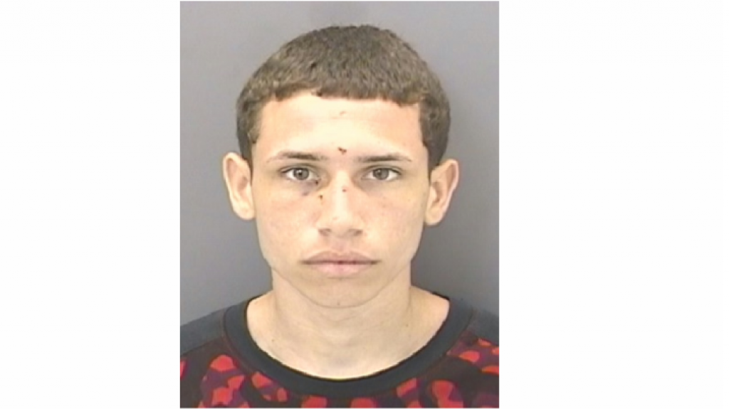  Bajo finanza joven de 18 años que atacó con unas tijeras a su hermano menor en Santurce 