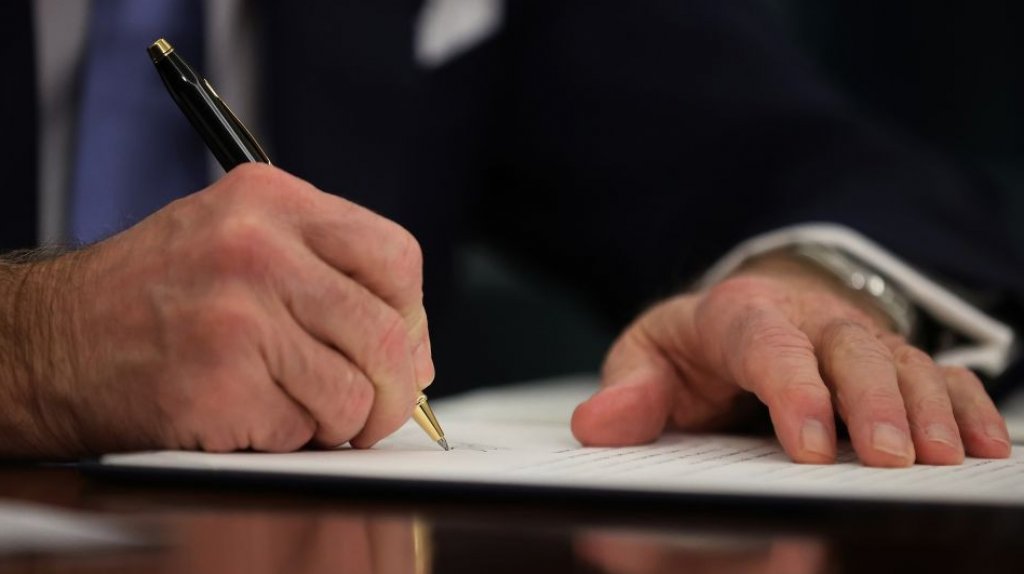  Biden firma paquete de est&iacute;mulo econ&oacute;mico para acelerar env&iacute;o de cheque de $1,400 