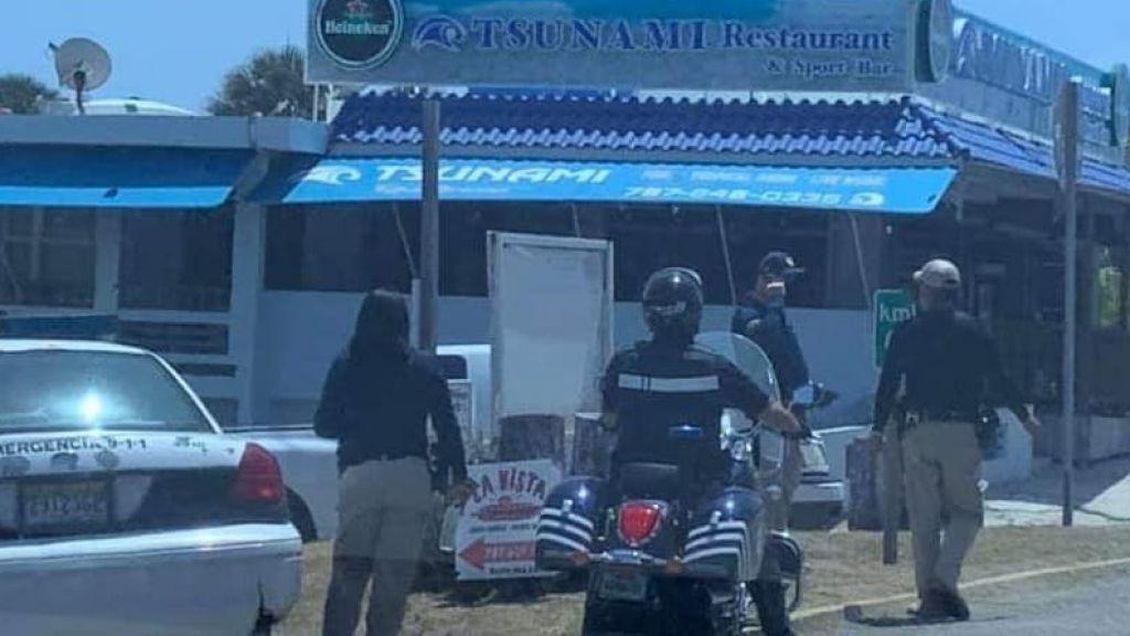  Se sale de control la Playa Jobos en Isabela y la polic&iacute;a cierra los accesos 