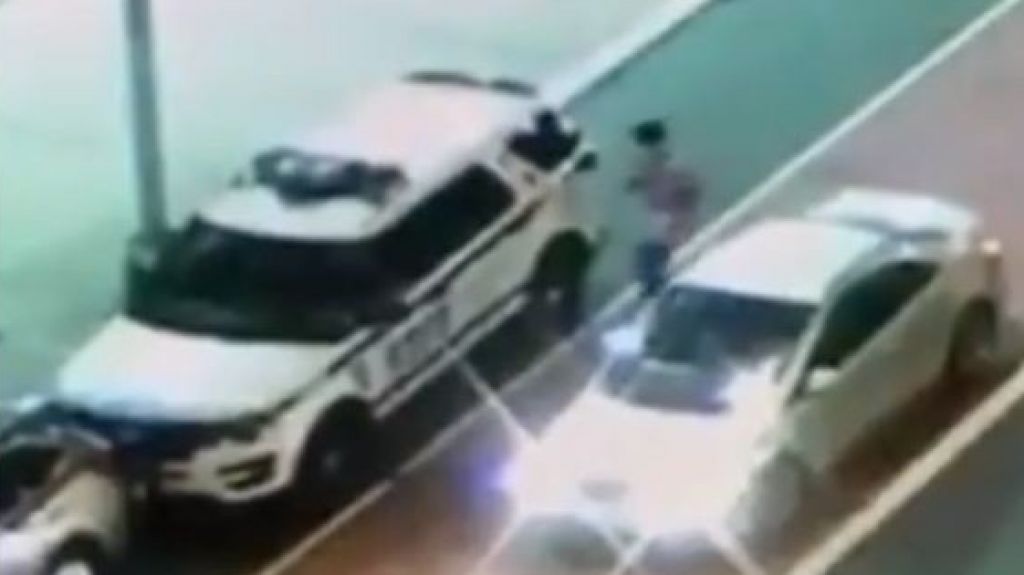  Qued&oacute; grabado prendiendo fuego a una patrulla durante las protestas, hoy los federales lo arrestaron 