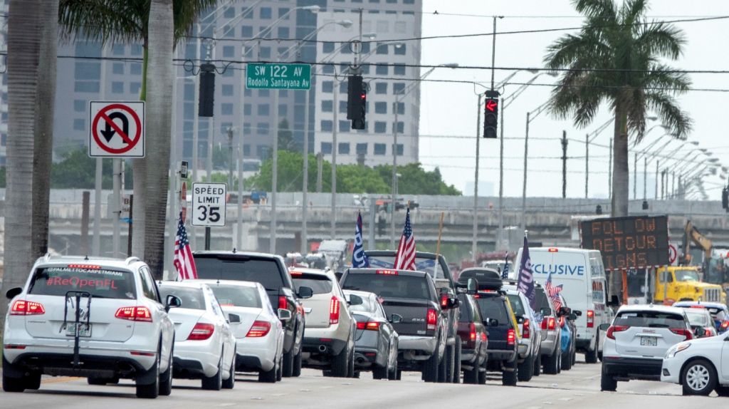  Caravana urge reabrir Florida, pero gobernador "no tiene af&aacute;n" de hacerlo 