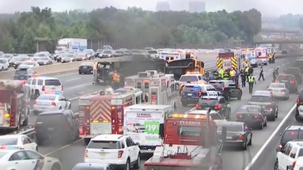  Video: Guagua escolar, repleta de ni&ntilde;os se vuelca en carretera de New Jersey 