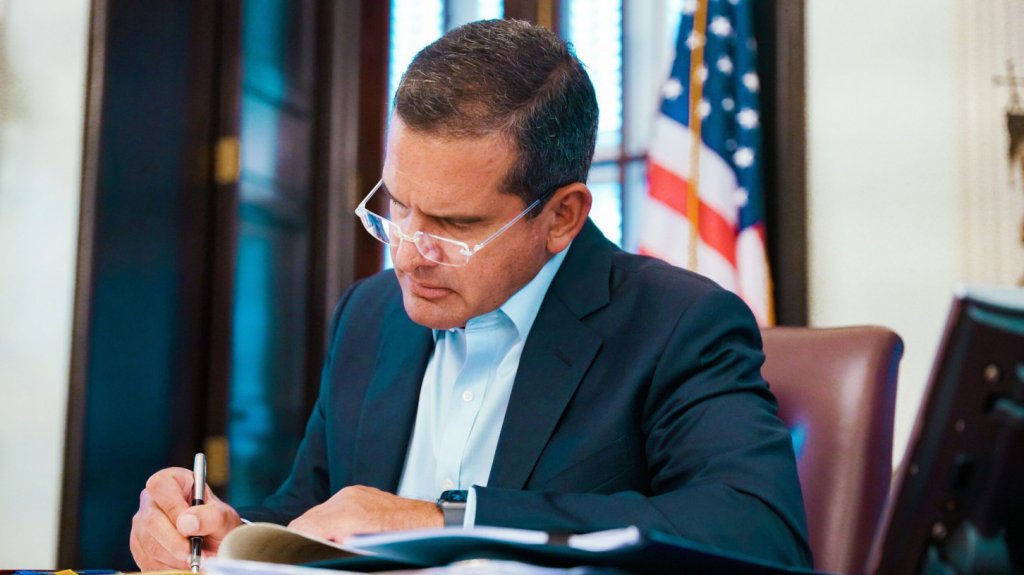  Gobernador veta medida que buscaba crear un forndo para mitigar alzas en combustible de la AEE 