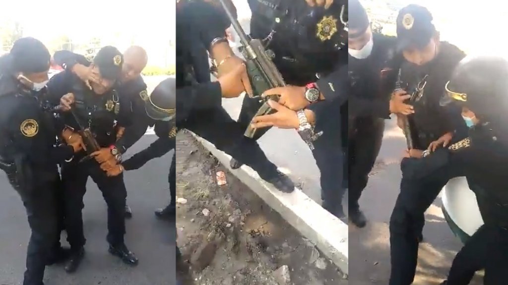  VIDEO: Polic&iacute;as de Ciudad de M&eacute;xico forcejean por un arma y esta termina dispar&aacute;ndose en plena v&iacute;a p&uacute;blica 