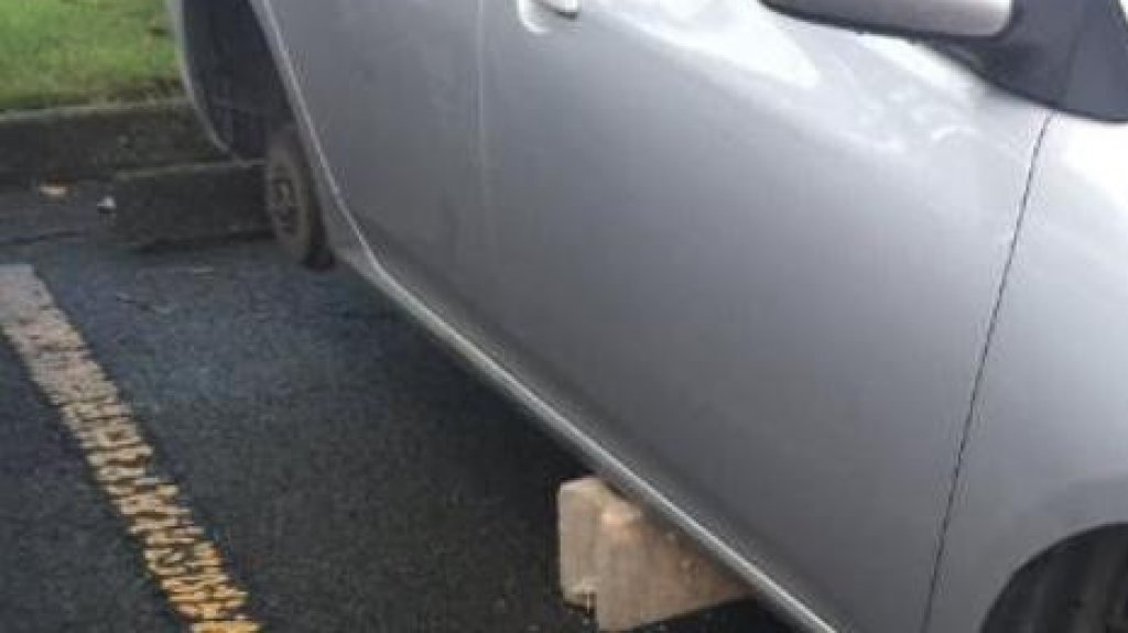  Le roban las gomas con aros a autom&oacute;vil de hombre en garaje de Can&oacute;vanas 