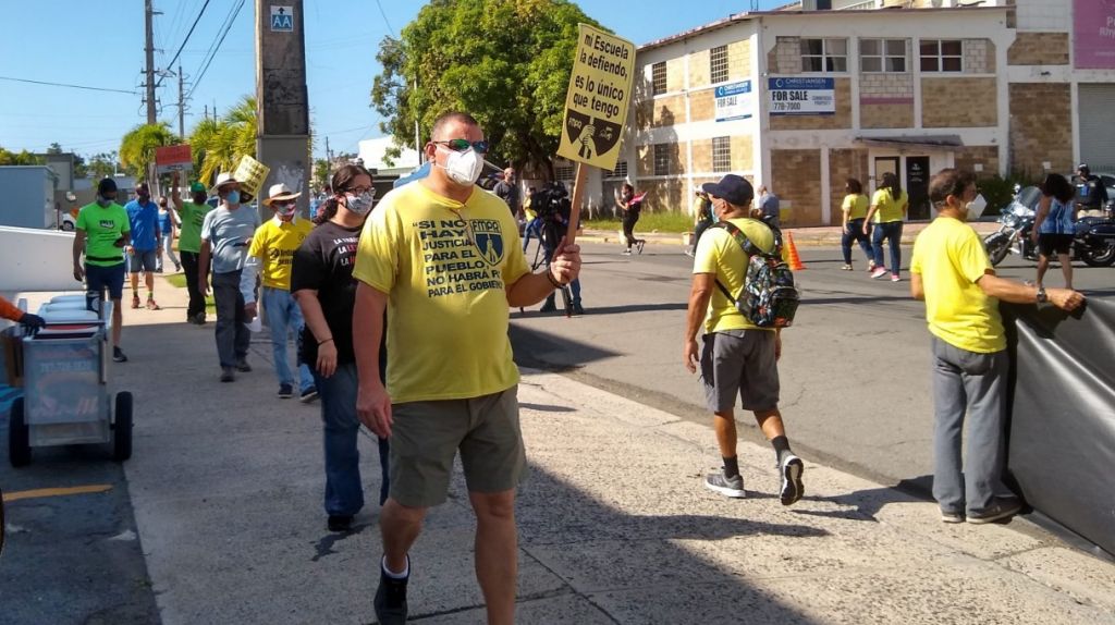  Protestan frente a Educaci&oacute;n contra la decisi&oacute;n de la agencia de declarar excedentes a cientos de maestros 