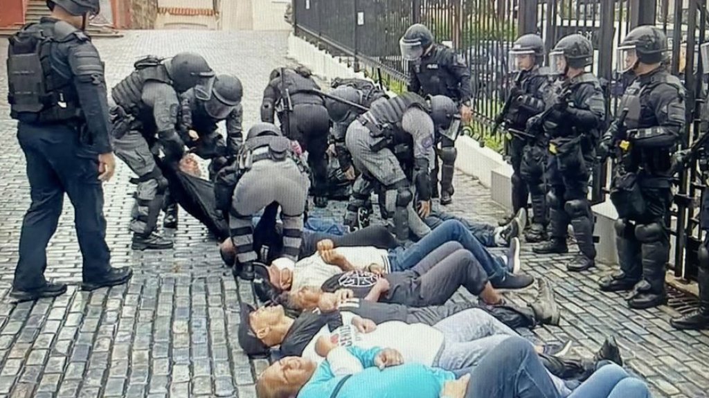  Video: Manifestantes cruzan vallas de Fortaleza para protestar contra LUMA Energy 