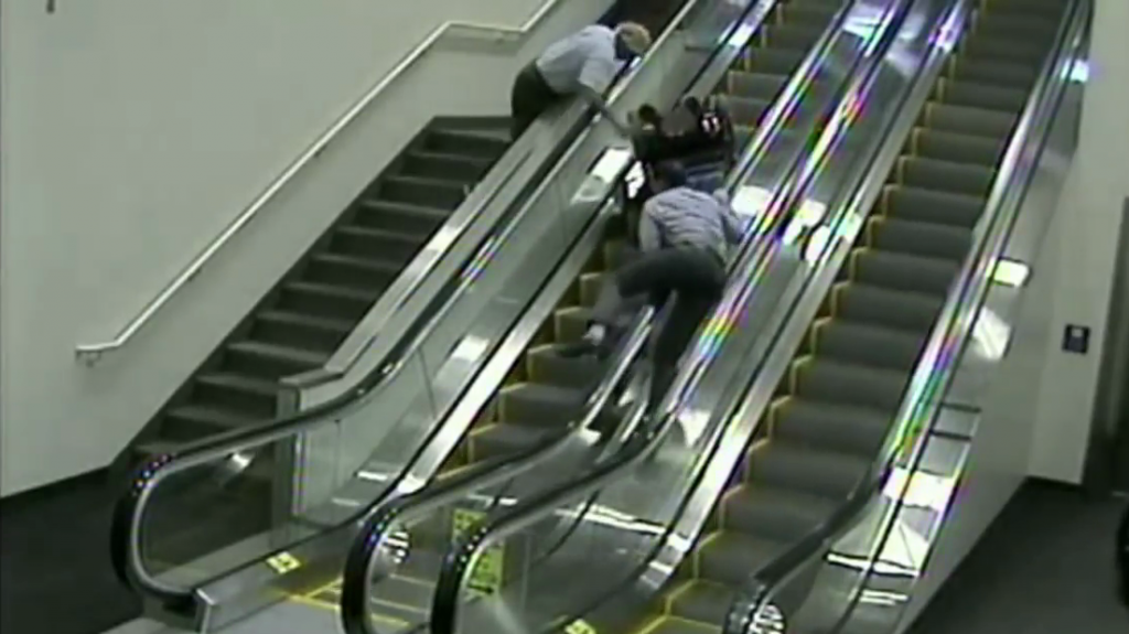 VIDEO: Una anciana en silla de ruedas cae por una escalera mecÃ¡nica y sufre heridas mortales