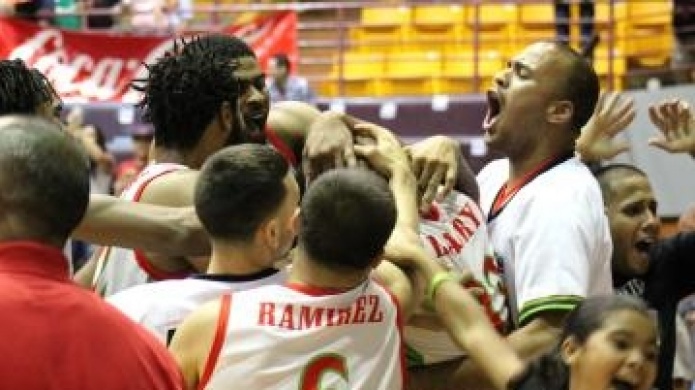  Los Indios flechan a los AtlÃ©ticos en el Ãºltimo segundo y rompen su mala racha